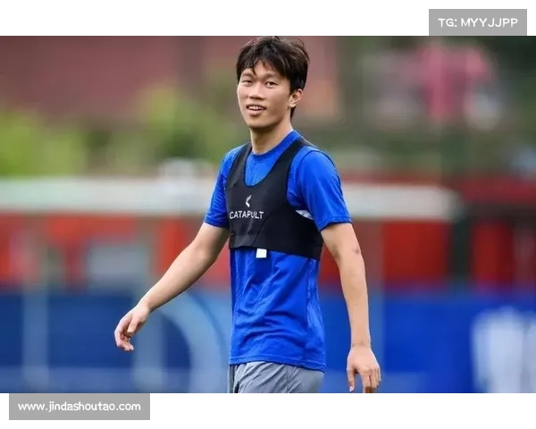 申花队重新集结谢鹏飞复出参与合练状态逐渐恢复队友给予鼓励与支持